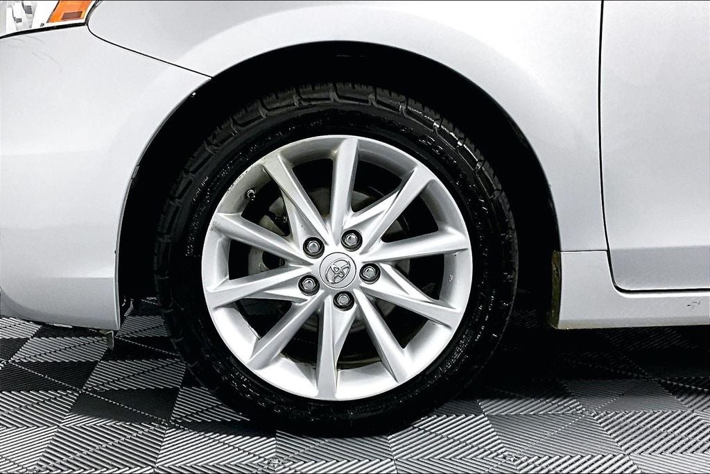 2014 Toyota Prius v Five