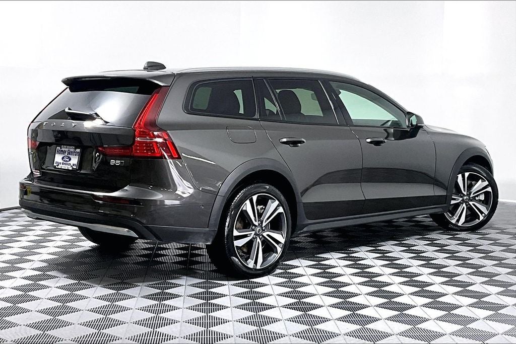 2025 Volvo V60 Cross Country B5 Plus